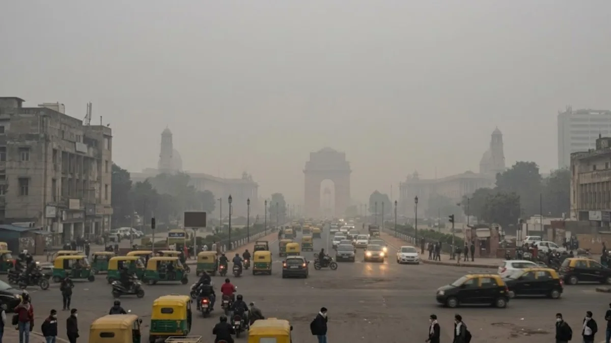 People wearing masks in Delhi due to poor air quality