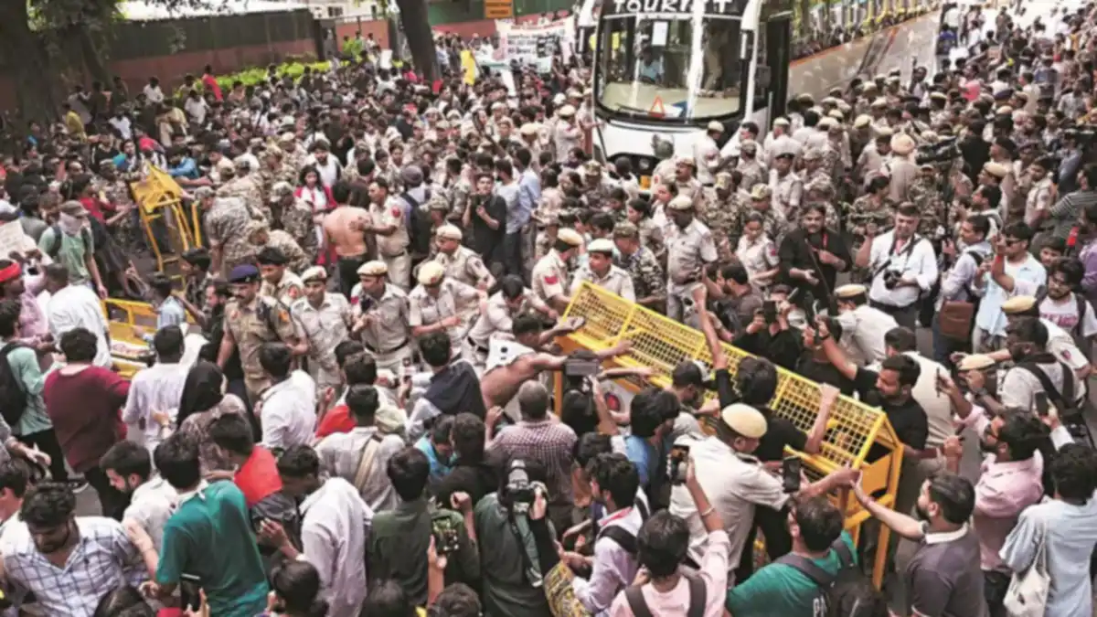 Protesters marching towards Jantar Mantar in Delhi