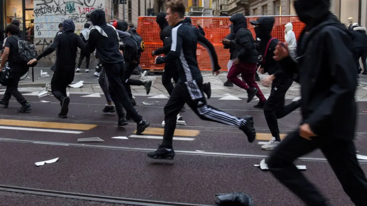 Protesters clashing with police in Milan