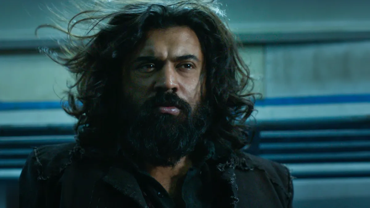 A still from the movie Yezhu Kadal Yezhu Malai